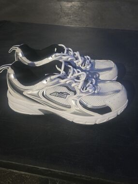 AVIA White and Silver Mesh Athletic Sneakers Size 10 *** LIKE NEW